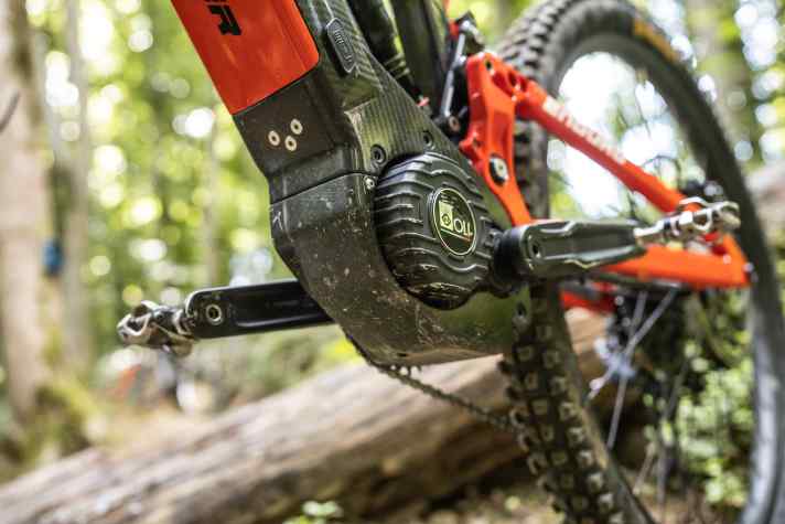 Der italienische Oli Edge ist mit 90 Newtonmetern Drehmoment ein ziemliches Kraftpaket – zumindest auf dem Papier. Mit 3,2 Kilogramm wiegt der Motor allerdings deutlich mehr als die Konkurrenz von Bosch, Shimano & Co.