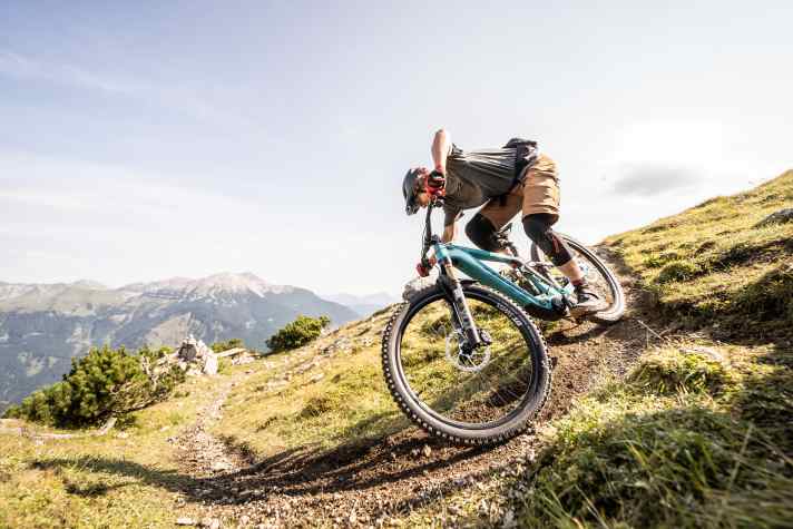 In corners, the LTe feels like it's on rails. Only when the corners get really tight does the bike need a little bit of pressure.