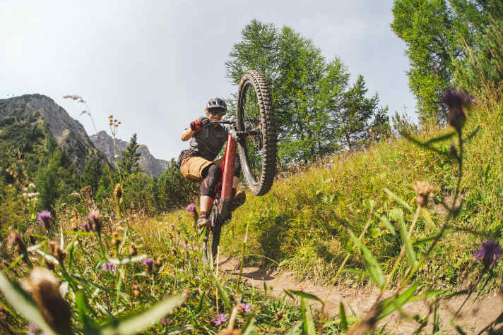 It just wants to play: Even with slightly longer chainstays, the Propain is easy to pull onto the rear wheel.