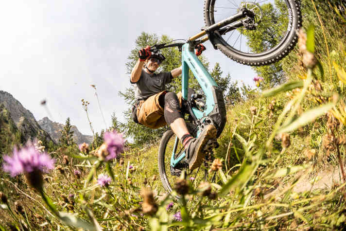 Im ganzen Rahmen kommt Vectran als zusätzliches Material zum Einsatz und soll die Schlagfestigkeit des Carbons verbessern. Bisher setzte Yeti darauf nur im Unterrohr des MTe.