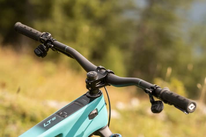 The company's own carbon handlebars are said to be particularly comfortable. Yeti is so convinced that they also want to offer the handlebars in the aftermarket. 800 mm 35 mm rise.