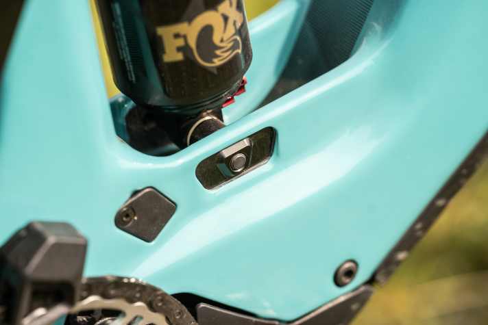 The progression of the rear triangle can be adjusted using inserts with an off-centre hole. We found the factory setup to be very successful.
