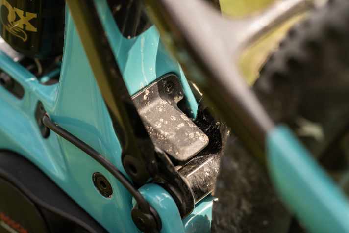 The progression of the rear triangle can be adjusted using inserts with an off-centre hole. We found the factory setup to be very successful.