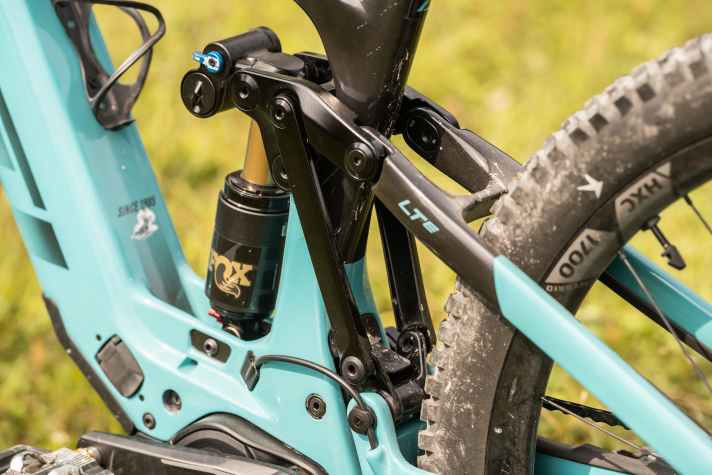 Yeti setzt auf zwei Wippen, die durch eine Querverstrebung miteinander verbunden sind.