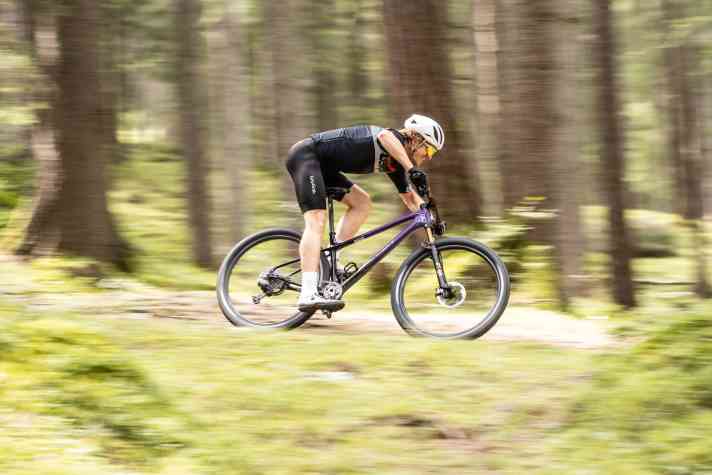 With the progressive geometry of the Merida Big.Nine 10K hardtail, cross-country riders can switch to flight mode.