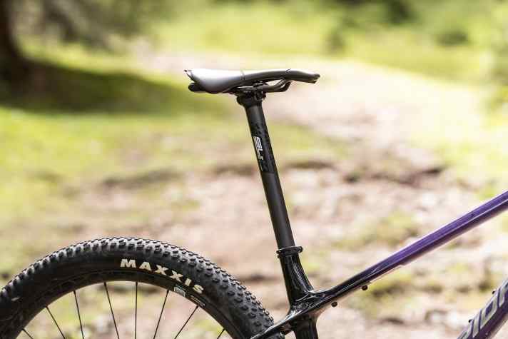 The race versions of the Merida Big.Nine hardtail rely on a rigid seatpost. The extension is long.