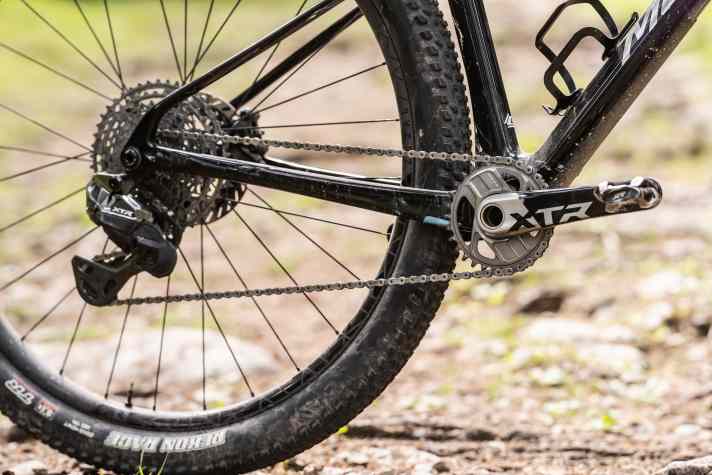 The high-end hardtail comes with the new wireless flagship from Shimano. The XTR Di2 is light and shifts quickly.