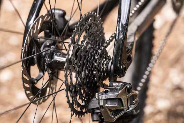 High End für stramme Waden: Star der Ausstattungsliste ist die neue funkgesteuerte Antriebsgruppe Shimano XTR Di2. Merida verbaut einen kurzen Schaltwerkskäfig und eine Kassette mit 9-45 Zähnen.