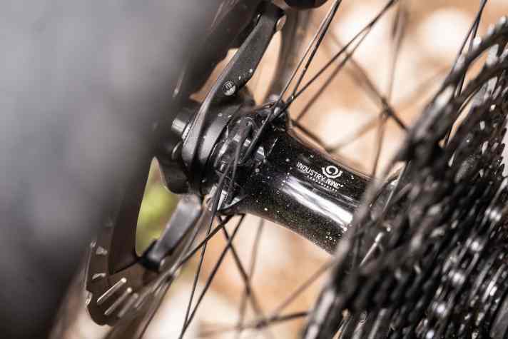 Die Industry-Nine-Hinterradnabe ist so fein aufgebaut, dass der Freilauf bei jeder kleinen Zuckung des Bikes in die Verzahnung springt.