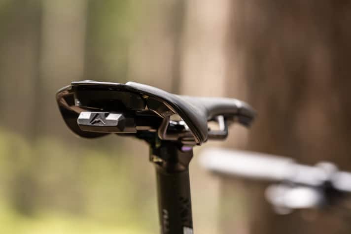 Puncture repair kit: A small multitool sits under the saddle of the Merida Big.Nine hardtail.
