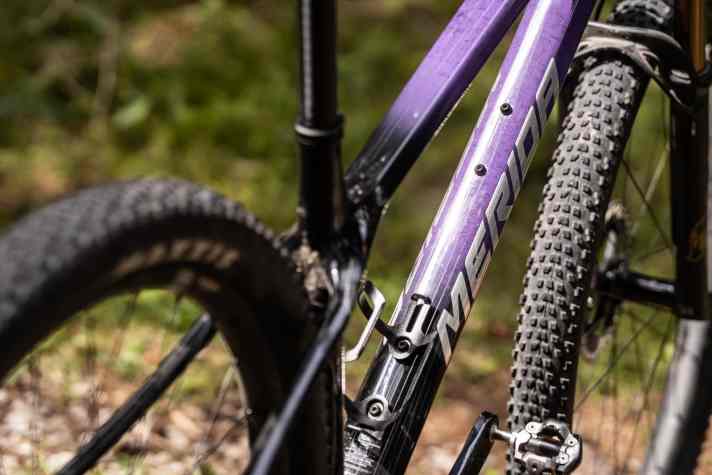 Race-ready: Two medium-sized water bottles fit into the frame of the Merida Big.Nine. There is space for a spare inner tube under the top tube and a tool under the saddle. The Merida is prepared for everything from the factory.