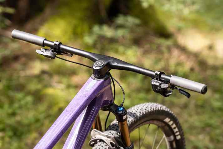The handlebar-stem unit from FSA has good dimensions and a pleasant stiffness.