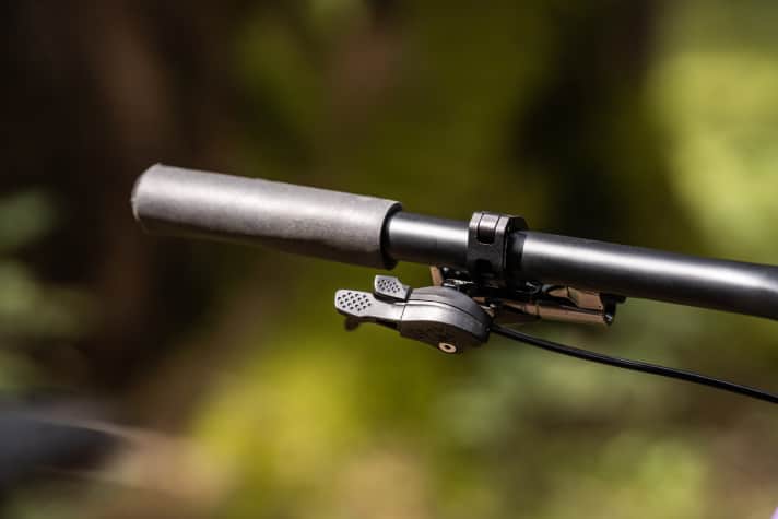 The suspension fork can be locked from the handlebars so that no energy is lost when pedalling out of the saddle.