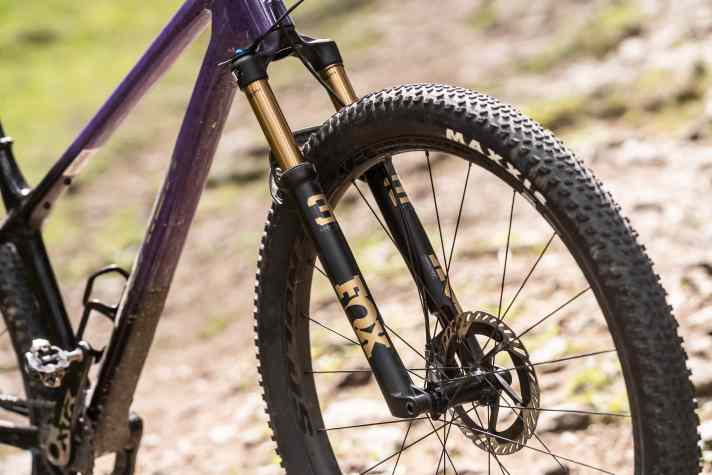 Beeindruckend, was die Fox 32 SC Factory aus ihren 100 Millimetern Hub herausholt. Wir haben einen um 1,5 Grad flacheren Lenkwinkel als vom Hersteller angegeben gemessen. In der Praxis funktioniert das super.