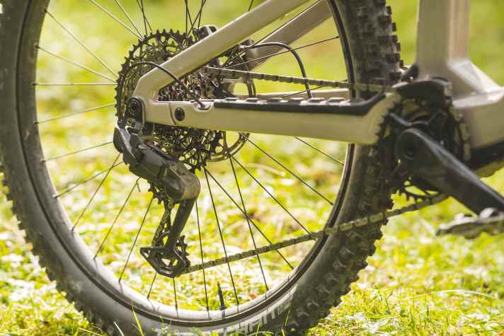 An Eagle 70 Transmission shifts the twelve gears reliably and does not require a derailleur hanger.