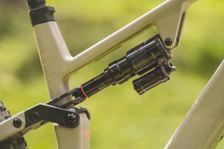 Der Superdeluxe-Dämpfer mit Ausgleichsbehälter macht einen sehr guten Job.