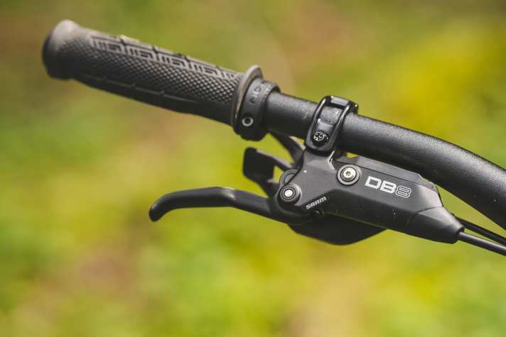 Srams DB8 stoppers offer good ergonomics but little power. Tip: retrofit aggressive pads and the better HS2 discs.