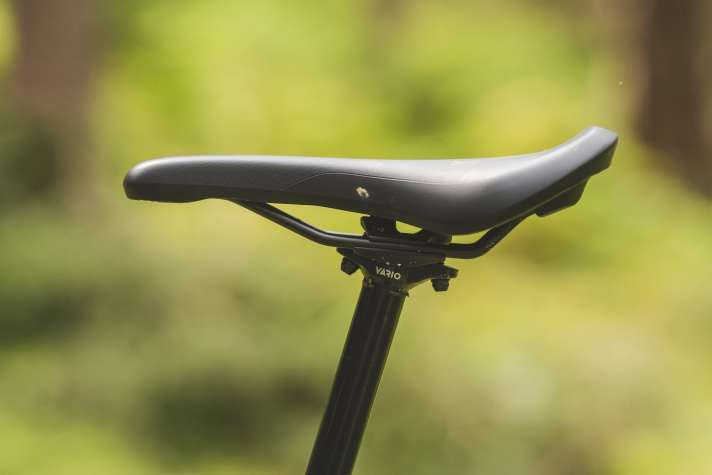Der E-MTB-Sattel hilft im Uphill, schiebt den Fahrer im Flachen aber zusätzlich nach vorne. Auf Touren würden wir ein entspannteres Modell wählen.