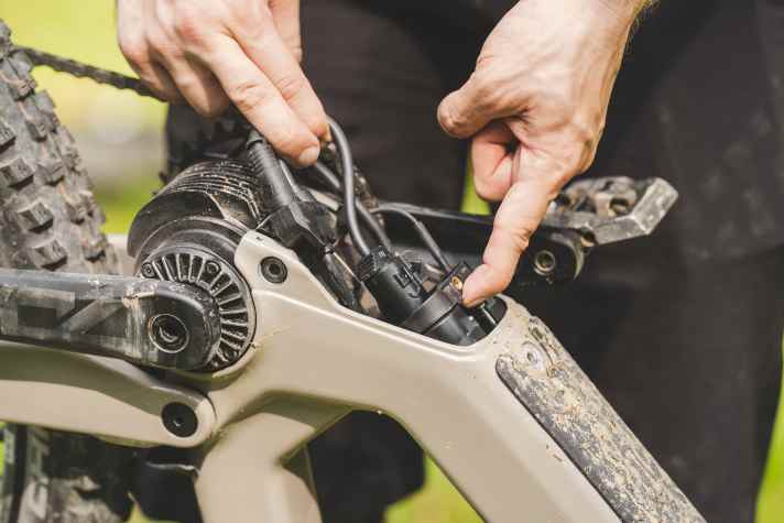 Beim Rose ist der Akku über eine Service-Klappe gut zugänglich. Die große Batterie passt aber nicht ganz am Motor vorbei und kann so nicht ohne größeren Aufwand ausgebaut werden.