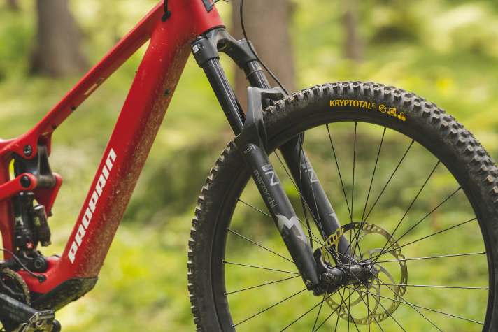 A good choice: The Bomber Z1 is not quite light, but it is sensitive and confident even in difficult terrain.