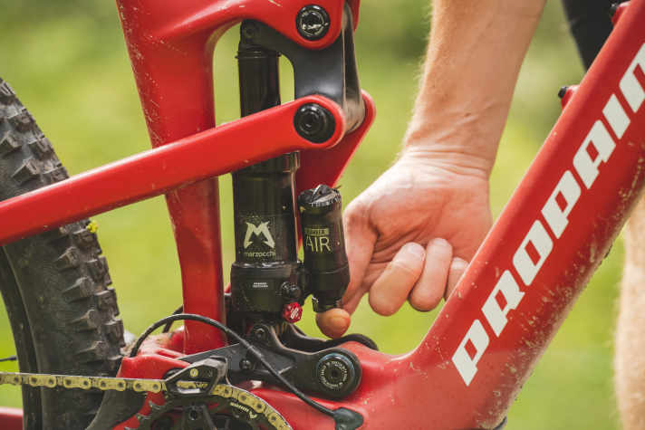 The rotary wheel is difficult to reach and the direction of rotation is impossible to read: But at least the Bomber Air shock not only has a reservoir but also an adjustable compression stage. Anything but usual in this price range.