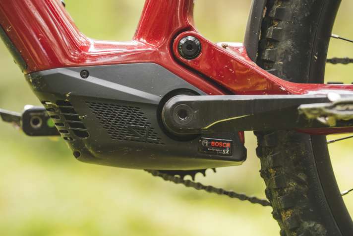 Der Motor steckt sehr eingepackt unten im Tretlager. Auf langen Anstiegen wird der SX leider leicht heiß und drosselt dann die Leistung.