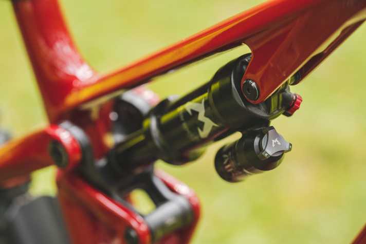 Der Marocchi-Dämpfer kommt mit Ausgleichsbehälter und einstellbarer, wenn auch nicht gerasterter Druckstufe. Alles andere als üblich in dieser Preisklasse.