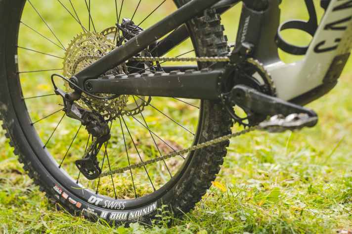 Geschaltet wird mit der bewährten Shimano XT mechanisch Zwölffach.