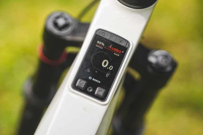 The Sly comes with the stylish Kiox 400 C, which is elegantly integrated into the top tube.