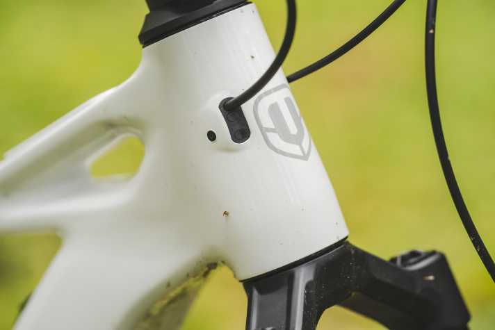 Classic cable routing on the Mondraker Sly R: This avoids frustration when bolting and is still relatively common on light eMTBs.
