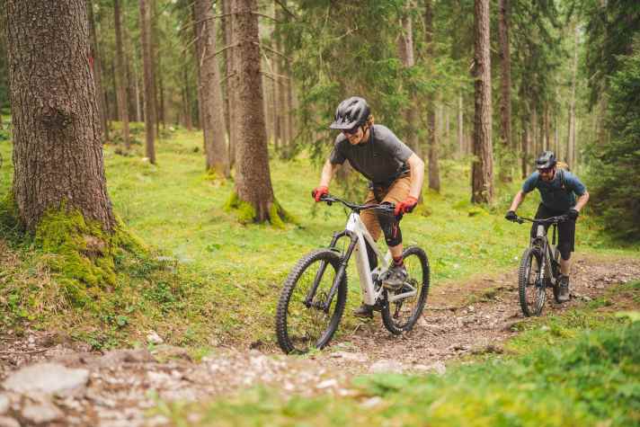 Bergauf fährt das Mondraker mit steilem Sitzwinkel und starkem Motor souverän. Der Hinterbau steht eher etwas tiefer drin, liefert aber viel Traktion.