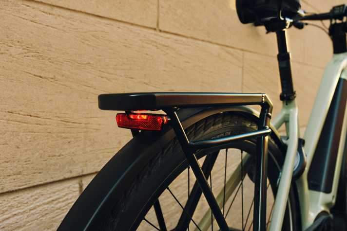 All in one picture: Perfect city equipment with light, lock, pannier rack and mudguards