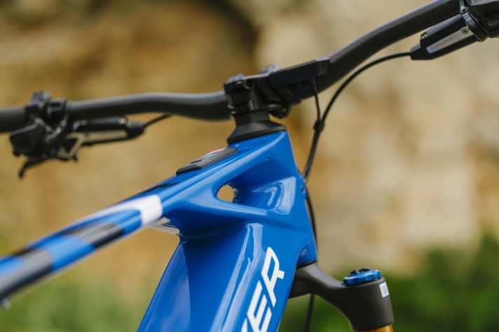 Finally, the battery can be removed. By the way: For frame sizes L and XL, Mondraker equips its bikes with handlebars with more rise. This measure is intended to be more suitable for the rider's height.
