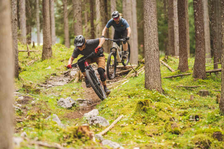 Tief über den Lenker gebeugt und mit Schwung gefahren ist das Merida in seinem Element. Spielen mag es weniger.