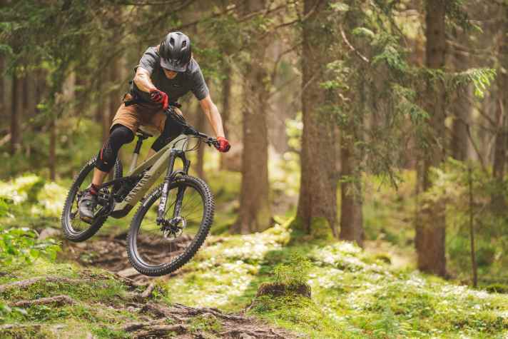 Gemacht zum Gas geben: Aktiven Fahrern, die gern spielen und springen, kommt das Canyon besonders entgegen.