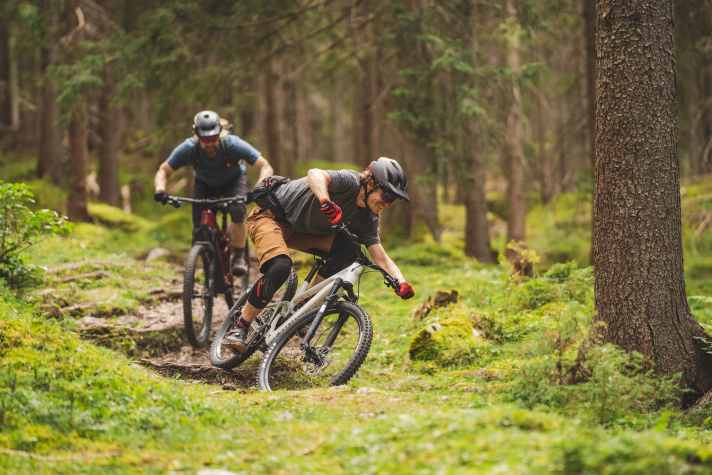 Bergab lässt das Mondraker mit flubberigem Fahrwerk und souveräner Fahrposition fast schon Enduro-Vibes aufkommen.