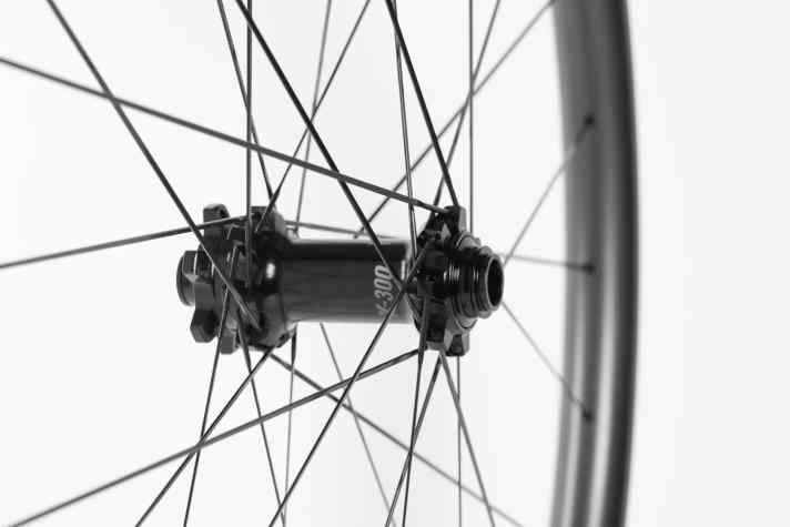 Die Direct-Pull-Einspeichung mit 28 Aero-Speichen