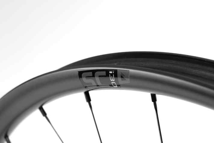 Die „hookless“ Vollcarbon-Felge des NS SC i30
