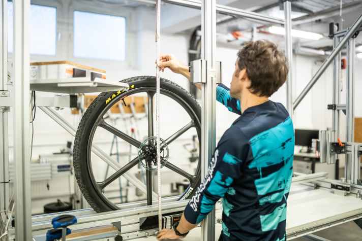The 32-inch tyre measures 74 millimetres more than the 29er.