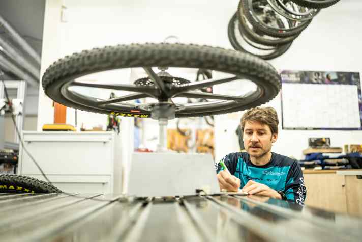 When it comes to acceleration, 32 inch wheels are at a disadvantage. The inertia of the wheels is 27 per cent higher than with 29-inch wheels.