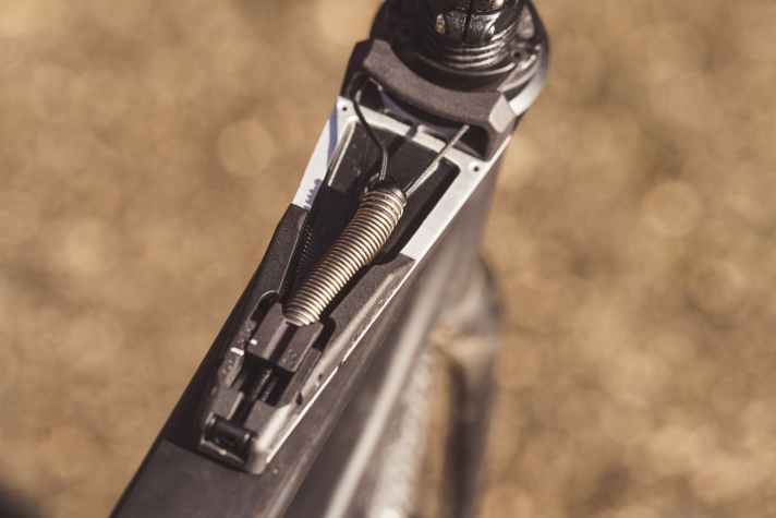 Das K.I.S. System sitzt prominent auf dem Oberrohr und lässt sich während der Fahrt an- und ausschalten.