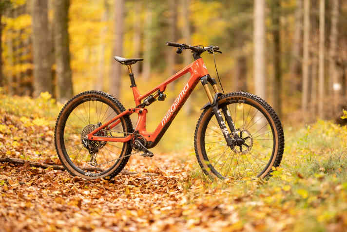 The Megamo Reason has a full carbon frame and the robust Enduro version weighs 21.4 kilos (top model, size L). But there is also a lighter model!