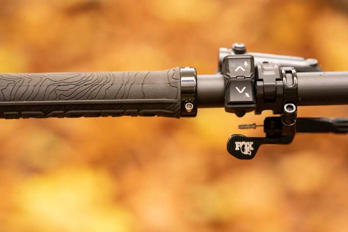 Megamo verbaut nur die linke Remote, mit der die U-Stufen und die Schiebehilfe gesteuert werden. Durch die Display-Seiten kann man nur per Touch blättern.