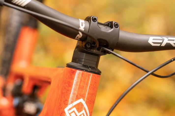 Der schlanke Rahmen kommt sehr aufgeräumt daher. Auch das Cockpit ist dank schicker Kabelintegration recht clean. Beim Schrauben kann das aber nerven.