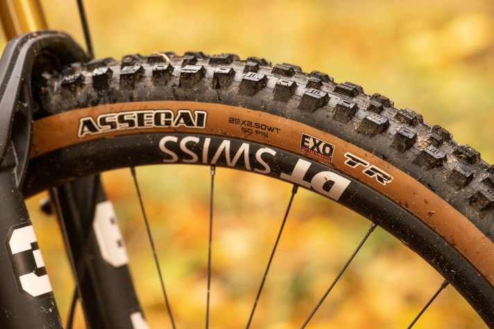 Vorne und hinten sind Maxxis-Reifen mit der dünnen Exo-Karkasse verbaut. Zu wenig für ein abfahrtsstarkes E-MTB dieser Federwegsklasse. Das kostet Grip und Pannenschutz.