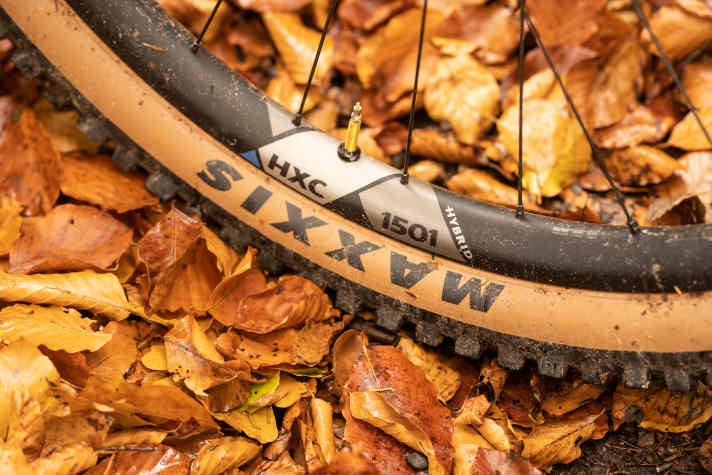 In combination with the (too) light tyres, the lightweight carbon wheels offer lively handling.