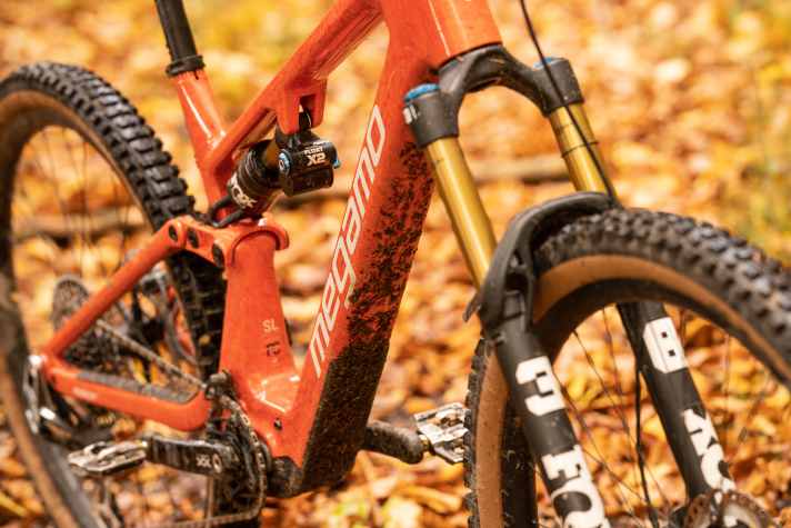 The battery is firmly installed in the super-slim down tube.