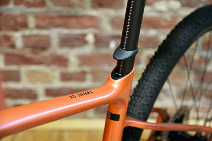 Sensibler Klemmkeil: Unterm Gummicover will die Sattelstütze mit viel Bedacht arretiert werden, sonst droht ein Rahmendefekt.