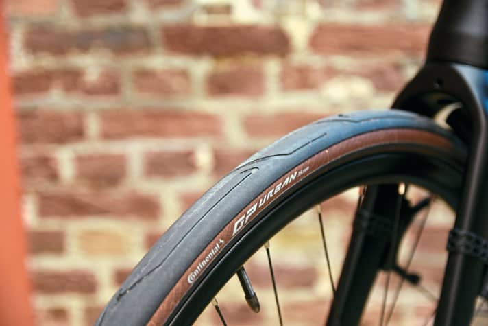 Not only does the semi-slick tyre roll brilliantly, but its light weight is a real bonus every time you accelerate or turn the handlebars.