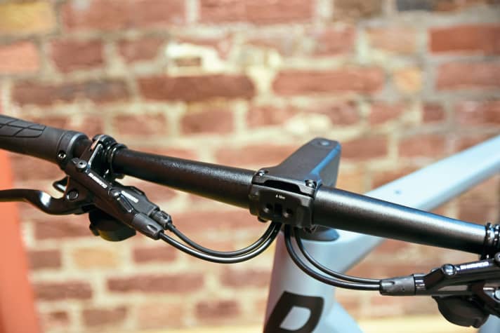 So muss ein aufgeräumtes Cockpit aussehen, eine volle Integration ist bei Flatbars so noch schwer möglich. Tolle Bremshebel!